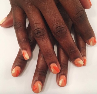 Arte de uñas triángulo naranja