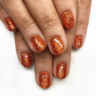 Manicura con purpurina naranja.