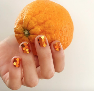 Arte de uñas de lentejuelas naranja