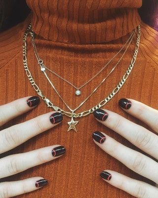 Manicura de Halloween negra y naranja.
