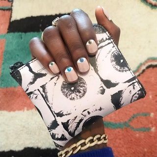 Manicura de ojos malvados