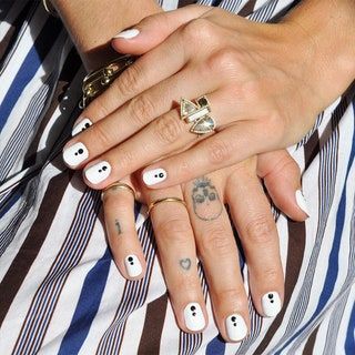 Arte de uñas punteado
