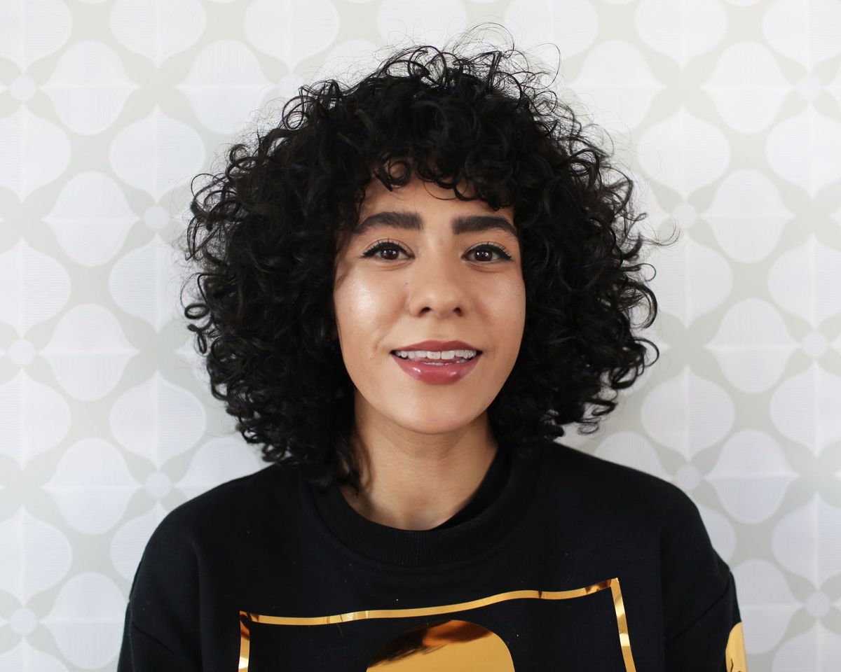Esta imagen puede contener cabello humano, ropa, ropa y manga.