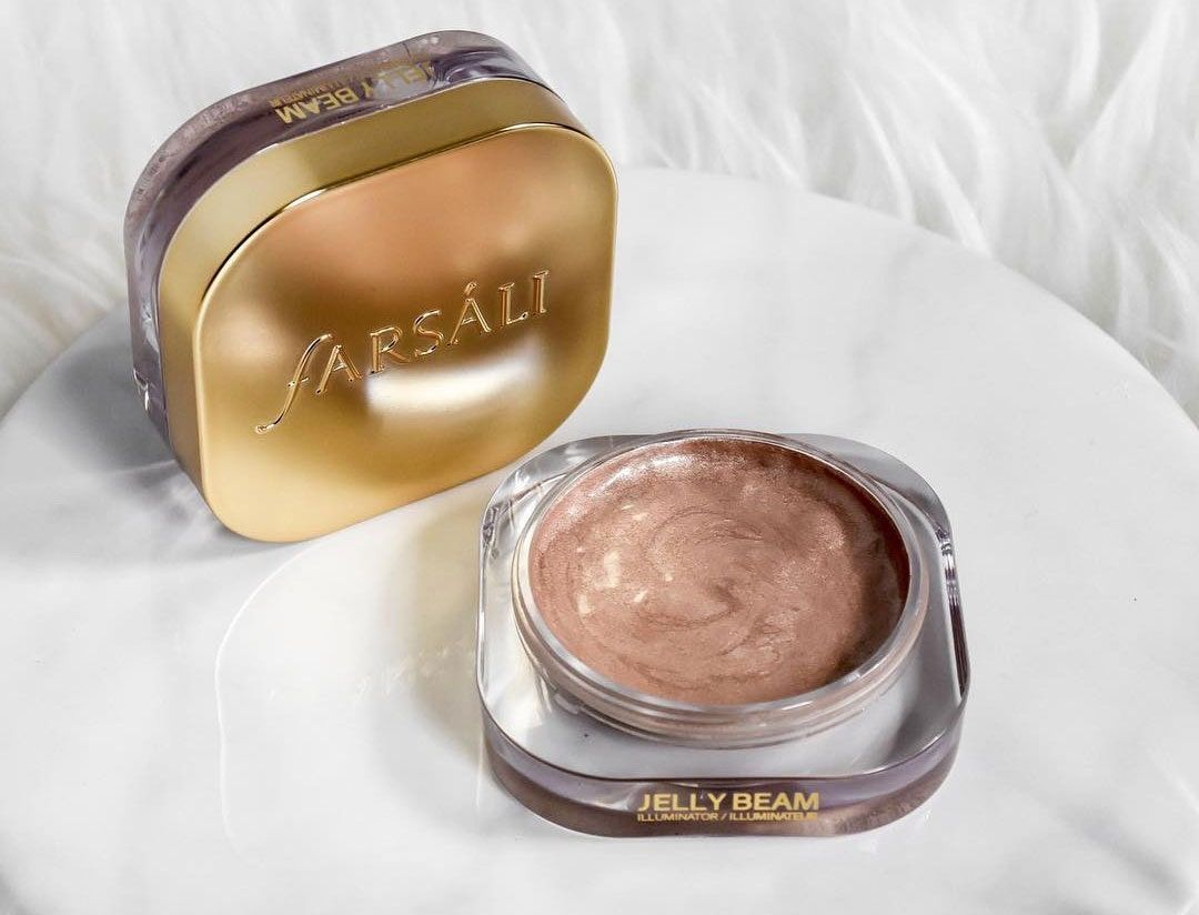 Esta imagen puede contener cosméticos y maquillaje facial.