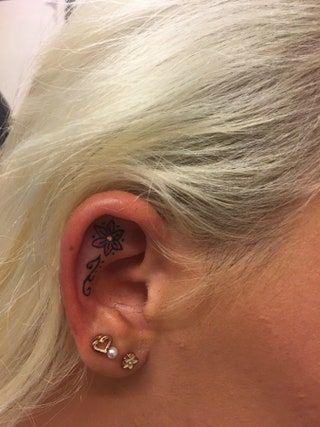 この画像には、肌の人間の顔のタトゥーと耳が含まれている可能性があります