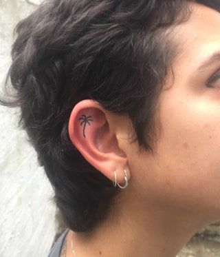 この画像には、人間のイヤリングのジュエリーアクセサリーとアクセサリーが含まれている場合があります