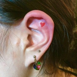 この画像には、ヒューマンパーソンアクセサリーのアクセサリーやジュエリーが含まれている場合があります