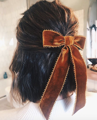 Mujer, con, halfup, pelo, y, un, arco
