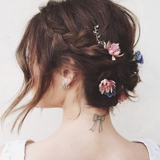 Peinado floral trenzado