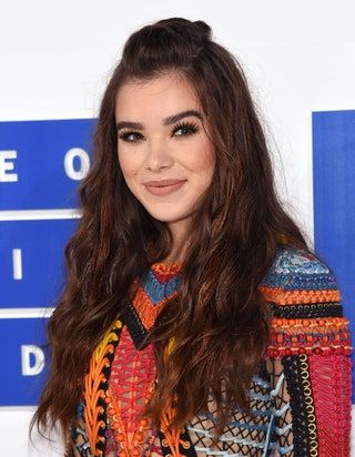 Slika lahko vsebuje človeška oseba Hailee Steinfeld Home Decor Množica in obraz