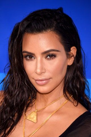 Slika lahko vsebuje obraz Kim Kardashian, človeška oseba, nakit, ogrlica, dodatki, dodatki za lase in obesek