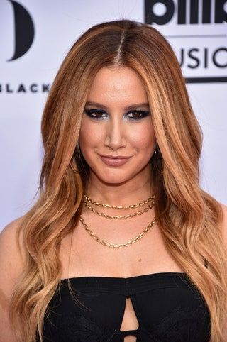 Bilden kan innehålla Ashley Tisdale Halsband Smycken Tillbehör Tillbehör Ansikte Människoperson Hårklippning och hår