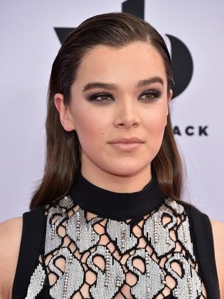 Bilden kan innehålla Hailee Steinfeld ansikte mänsklig person och hår
