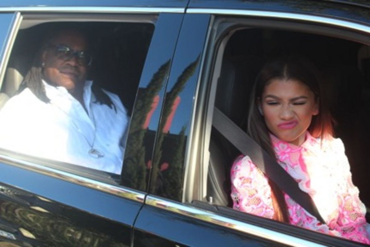 La imagen puede contener Persona humana Zendaya Vehículo de transporte Automóvil Coche Cara y cojín
