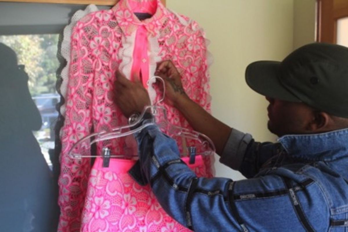 La imagen puede contener accesorios de ropa y accesorios de ropa de persona humana y sombrero