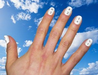 La imagen puede contener uñas y manicura de persona humana