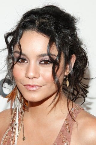 La imagen puede contener Vanessa Hudgens Cara Persona humana Cabello Collar Accesorios de joyería Accesorio y cabello negro