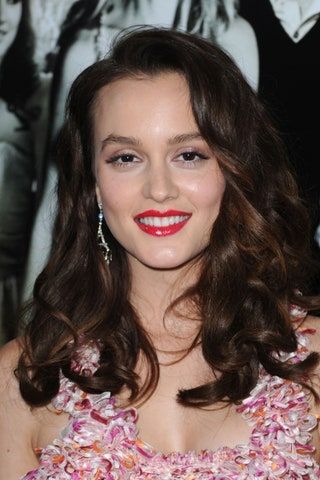 La imagen puede contener Leighton Meester Persona humana Cara Cosméticos Lápiz labial Ropa Vestimenta y sonrisa