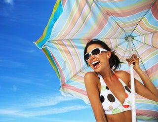 Bild kann enthalten Kleidung Bekleidung Sonnenbrillen Accessoires Zubehör Menschliche Person Weibliche Frau und Bademode