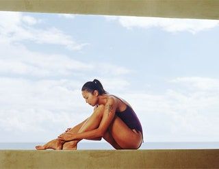 Das Bild kann eine menschliche Person enthalten, die Sport Sportmöbel und Akrobatik sitzt