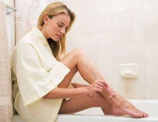 Das Bild kann eine menschliche Person enthalten, die in einer Patientenwanne und -badewanne sitzt
