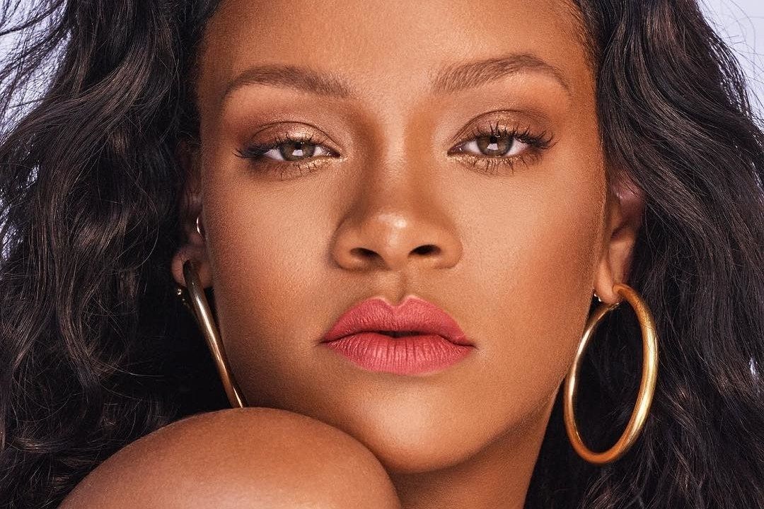 Esta imagen puede contener cara humana Rihanna cosméticos y lápiz labial