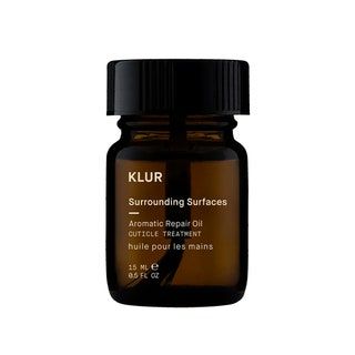 Klur Surrounding Surfaces Aromatično obnovitveno olje za obnohtno kožico rok