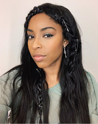 Jessica Williams mit verzierten Zöpfen