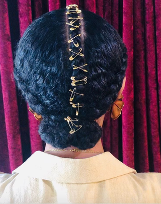 Yara Shahidi Safety Pin Zöpfe