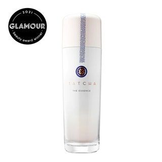 tatcha la esencia con la insignia de los Premios de Belleza Glamour 2021