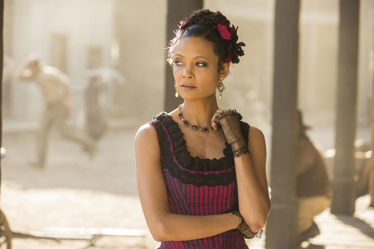 Slika lahko vsebuje Oblačila Oblačila Večerna obleka Robe Moda Človeška oseba Ženska in Thandie Newton