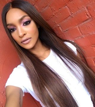 La imagen puede contener una persona humana y un ladrillo de Jourdan Dunn Face