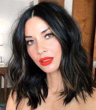 La imagen puede contener Cosméticos y lápiz labial de cabello negro, cabello de cara de persona humana