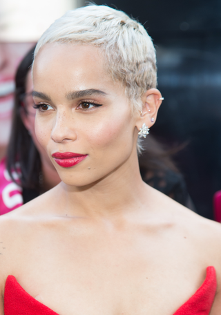 La imagen puede contener Cosméticos de lápiz labial de piel de persona humana y Zo Kravitz