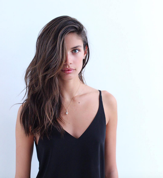 Dieses Bild kann enthalten Kleidung Kleidung Menschliche Person Sara Sampaio Bademode Kleid Weibliche Dessous und Unterwäsche