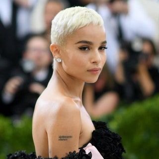 Bild könnte enthalten Menschliche Person Abendkleid Mode Kleidung Kleid Kleidung Robe Zo Kravitz und Gesicht