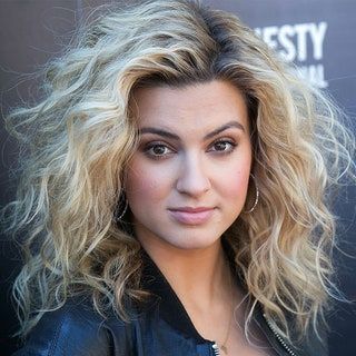 Dieses Bild enthält möglicherweise Tori Kelly Face Menschliche Person Kleidung Bekleidung Mantel Jacke und Frau