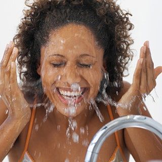 La imagen puede contener rostro y lavado de persona humana