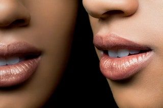 La imagen puede contener boca, labio, persona humana y dientes