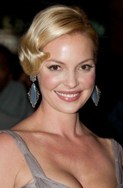 La imagen puede contener accesorios y joyas para el rostro de la persona humana de Katherine Heigl