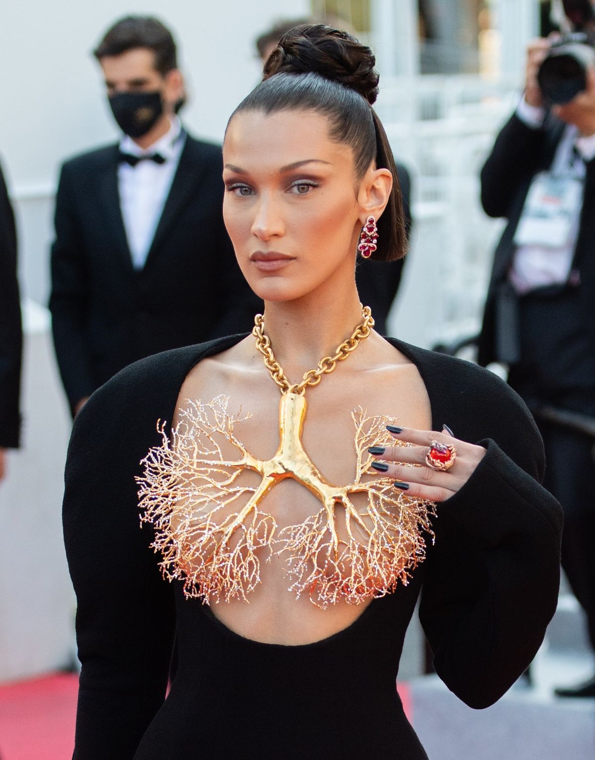 Bella Hadid cejas finas Cannes