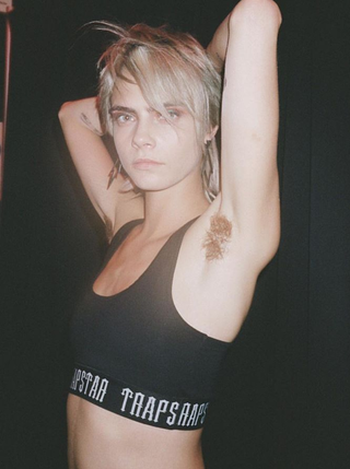 Cara Delevingne con vello en las axilas