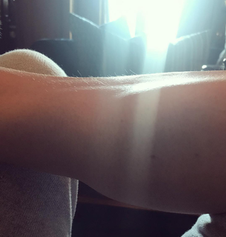 Esta imagen puede contener la piel del brazo, la mano, la muñeca, la bañera y la bañera.