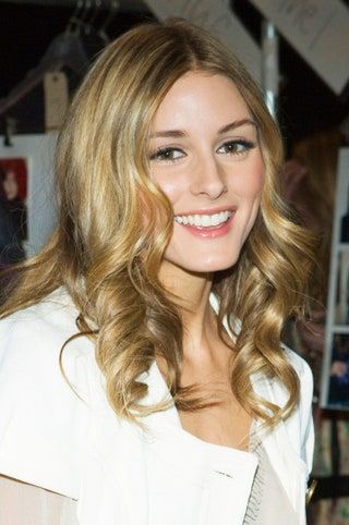 ในภาพอาจจะมี Olivia Palermo ใบหน้า มนุษย์ คน เสื้อผ้า เครื่องแต่งกาย Fashion Evening Dress Gown Robe and Smile