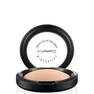 Bild kann Kosmetik und Gesichts-Make-up enthalten