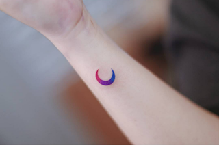 Nuotraukoje gali būti Skin Hand Wrist Human Person ir tatuiruotė