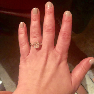 Bild kann enthalten Menschliche Person Schmuck Zubehör Ringzubehör Nagel Maniküre Finger und Hand