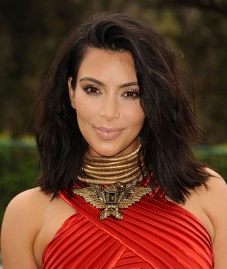 Bilden kan innehålla Kim Kardashian Människoperson Smycken Halsband Tillbehör Tillbehör och ansikte