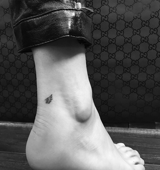 Dieses Bild kann Skin Human Person Tattoo und Knöchel enthalten