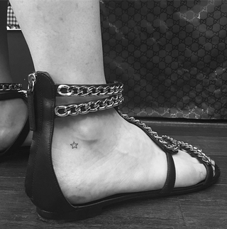 Bild kann Kleidung, Knöchel-Schuhe und Sandalen enthalten